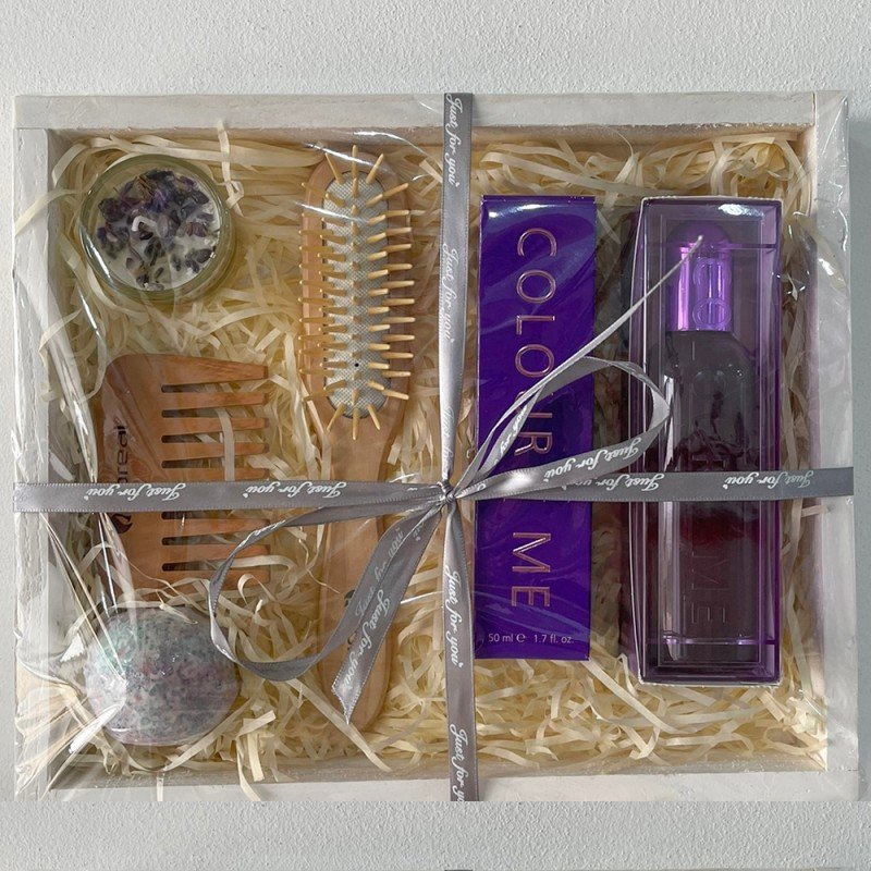 باكيج عطر colour me purple 100 ml+عطر colour me purple 50 ml+ كرة فوارة+مشط خشبي مستطيل boreal إيطالي+مشط كلاسيكي صغير boreal إيطالي+ شمعة فواحة
