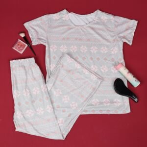 بجامة ستاتي بنقشه مكونه من قطعتين بنطلون وتيشيرت قطني لون فستقي ومشمشي