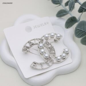 بروش شكل ماركة مع زركون لون فضي