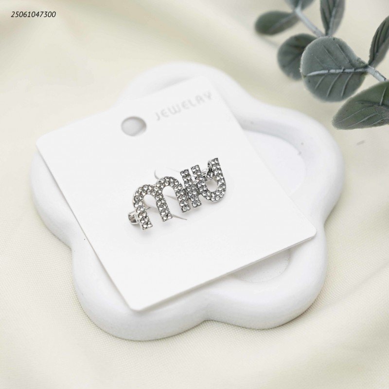 بروش شكل ماركة مع زركون لون فضي