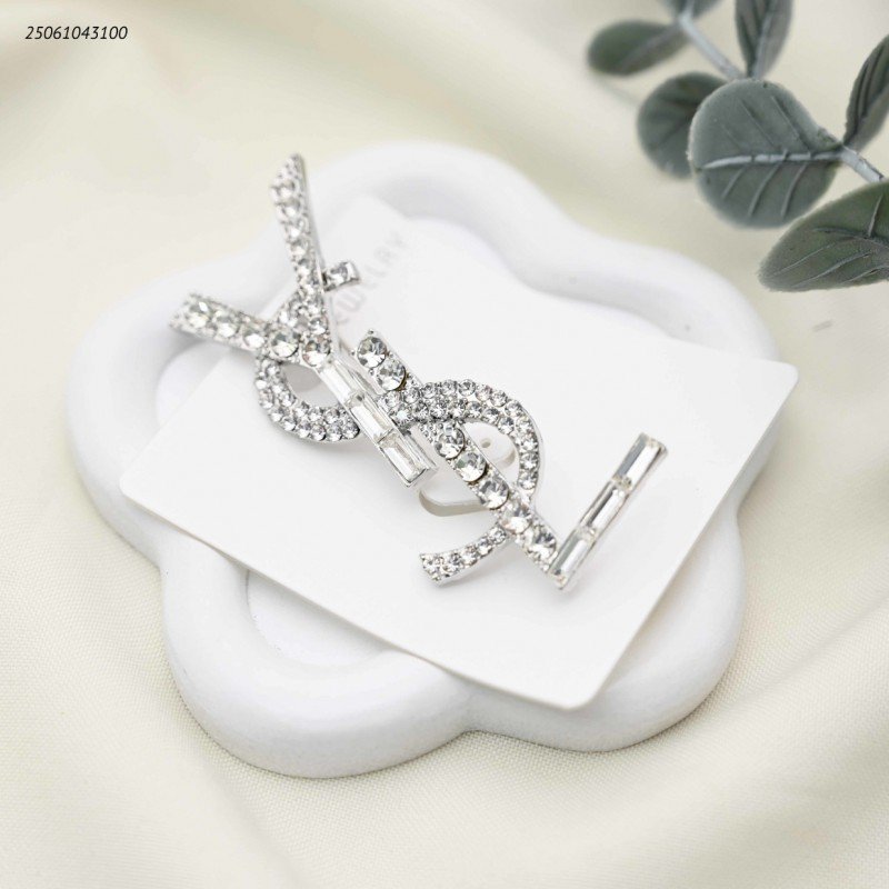 بروش شكل ماركة مع زركون لون فضي