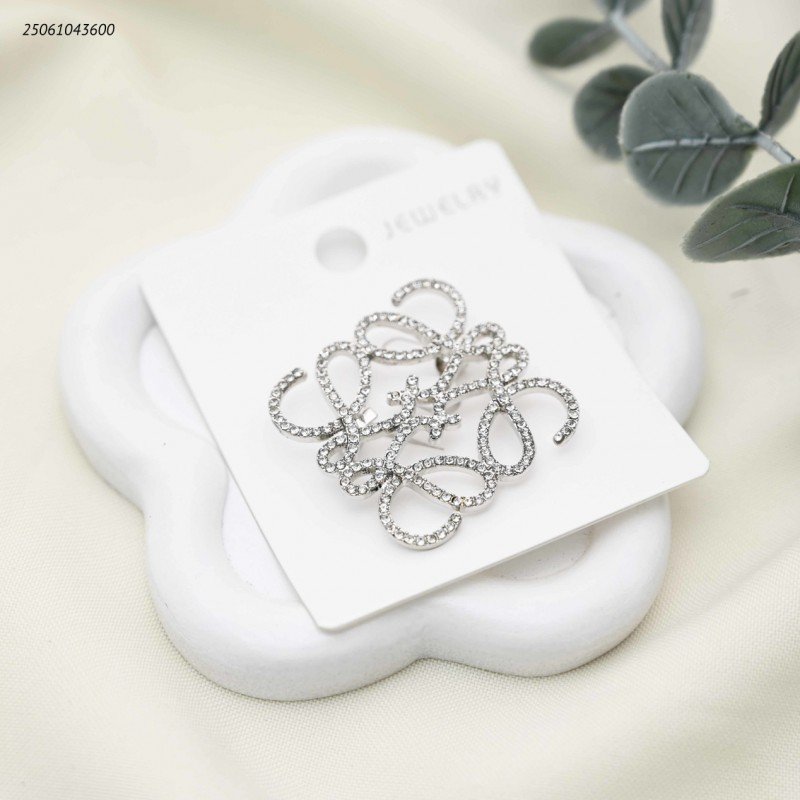 بروش شكل ماركة مع زركون لون فضي