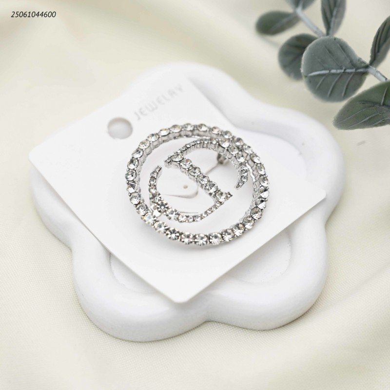 بروش شكل ماركة مع زركون لون فضي