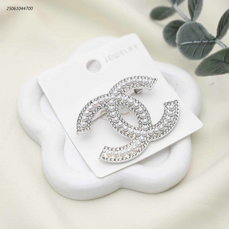 بروش شكل ماركة مع زركون لون فضي