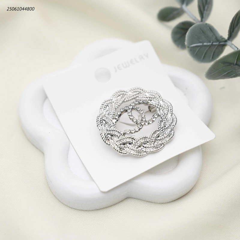 بروش شكل ماركة مع زركون لون فضي