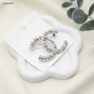 بروش شكل ماركة مع زركون لون فضي