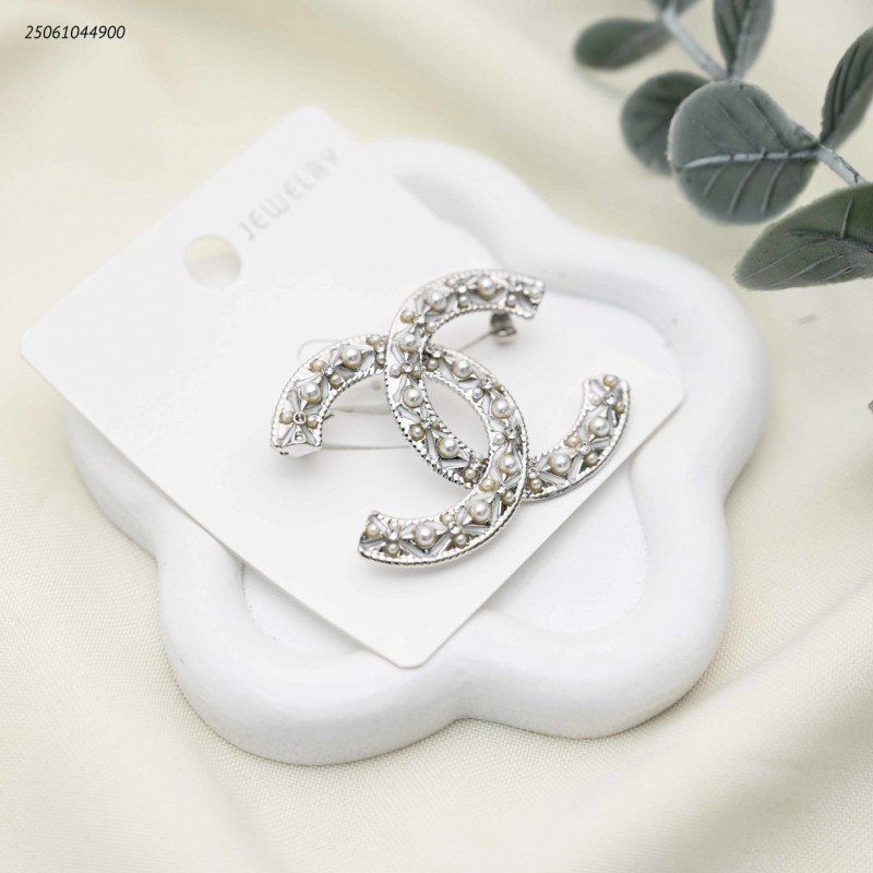 بروش شكل ماركة مع زركون لون فضي