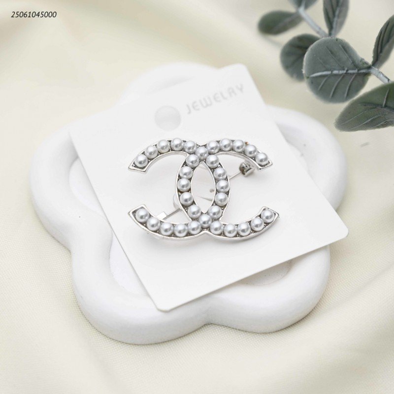 بروش شكل ماركة مع زركون لون فضي