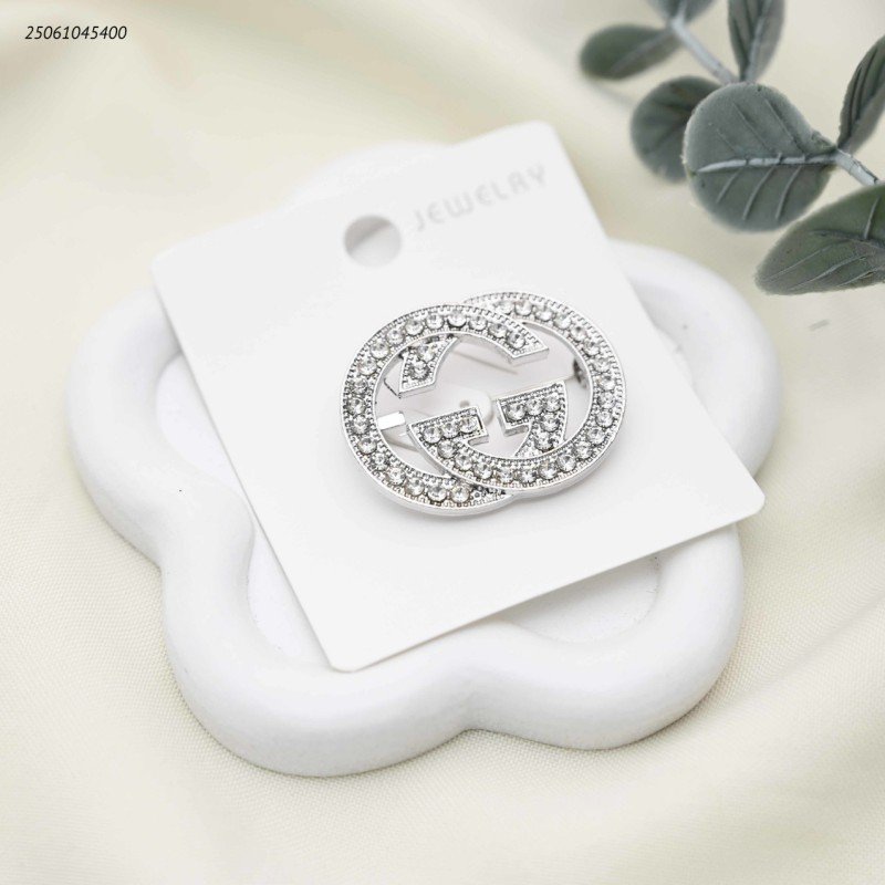 بروش شكل ماركة مع زركون لون فضي