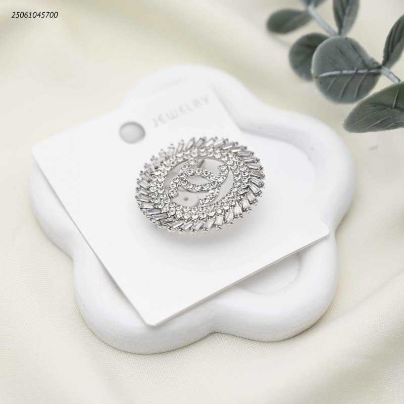 بروش شكل ماركة مع زركون لون فضي