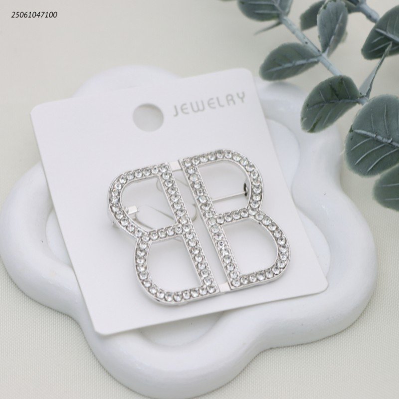 بروش شكل ماركة مع زركون لون فضي