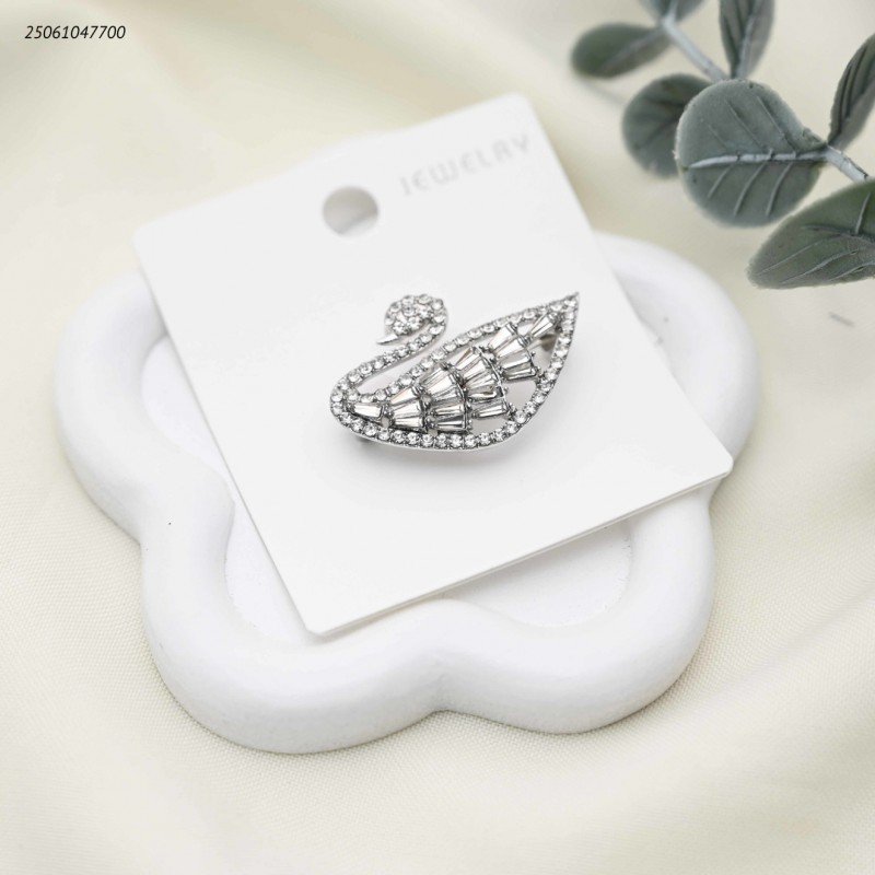 بروش شكل ماركة مع زركون لون فضي