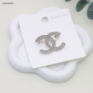 بروش شكل ماركة مع زركون لون فضي