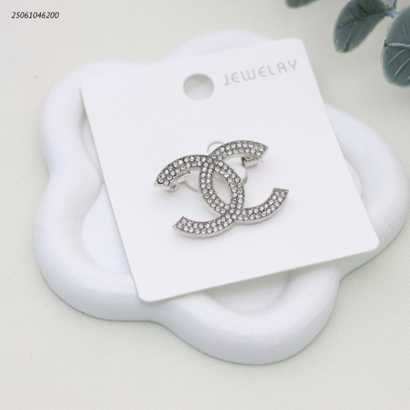 بروش شكل ماركة مع زركون لون فضي