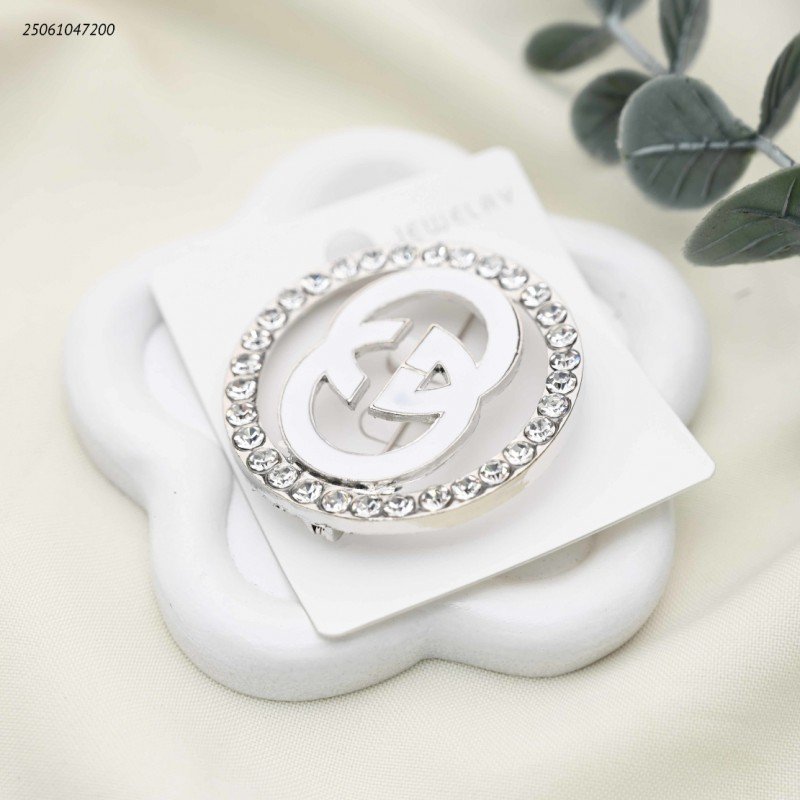 بروش شكل ماركة مع زركون لون فضي