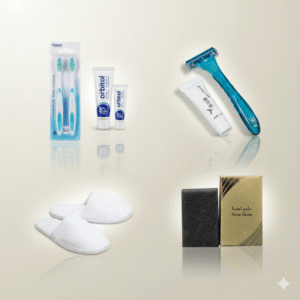 بكج عناية شخصية متكامل يضم 2 فرشاة أسنان مع 2 معجون أسنان، شفرة حلاقة للرجال مع كريم حلاقة، 2 ملمّع أحذية، و2 شبشب فندقي فاخر.