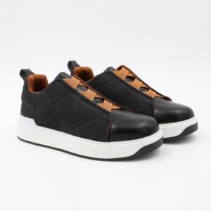 بوت سبورت بشريط لاصق لون أسود