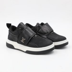 بوت سبورت جلد بشريط لاصق لون اسود ونعل ابيض