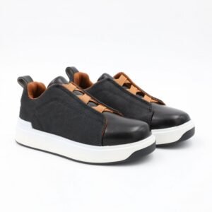 بوت سبورت ولادي بدون رباط لون أسود