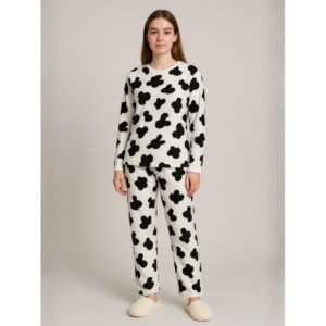 بيجامة فرو للصبايا لون ابيض برسومات أسود