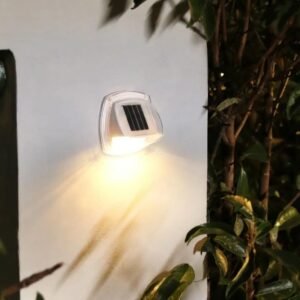 مصباح حائط يعمل بالطاقة الشمسية