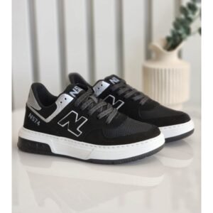 حذاء رياضي للرجال لون أسود ونعل أبيض