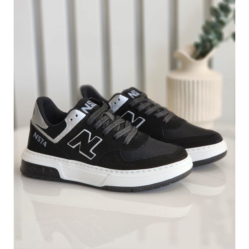 حذاء رياضي للرجال لون أسود ونعل أبيض