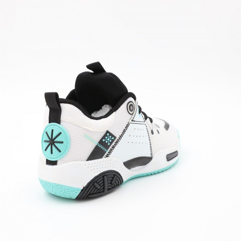 حذاء رياضي ولادي لون أبيض و أخضر