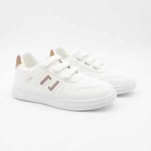 حذاء سبورت ولادي لون أبيض