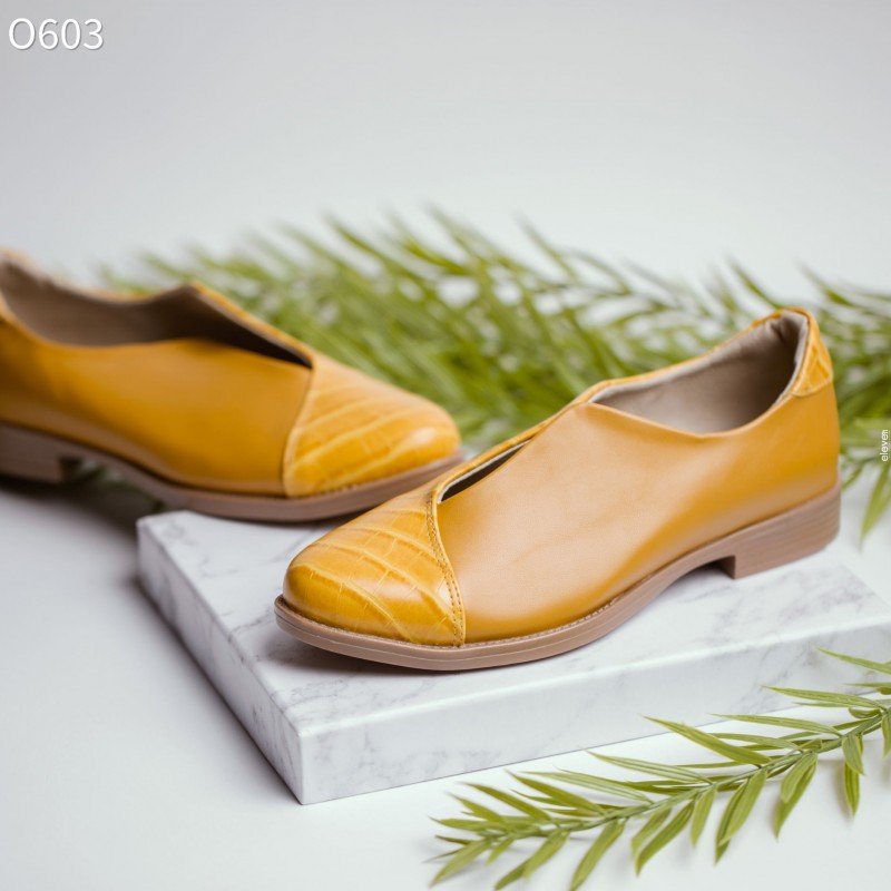 حذاء ستاتي صنـاعة محلية مريح و عملي جلد صناعي جودة عالية لون عسلي