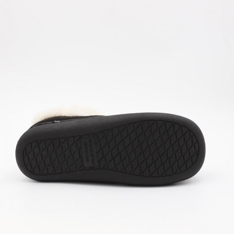 حذاء شتوي للنساء لون أسود وبيج