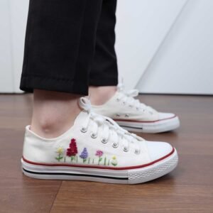 حذاء كاجوال ساق قصير صناعة يدوية للنساء لون بيج ونعل ابيض