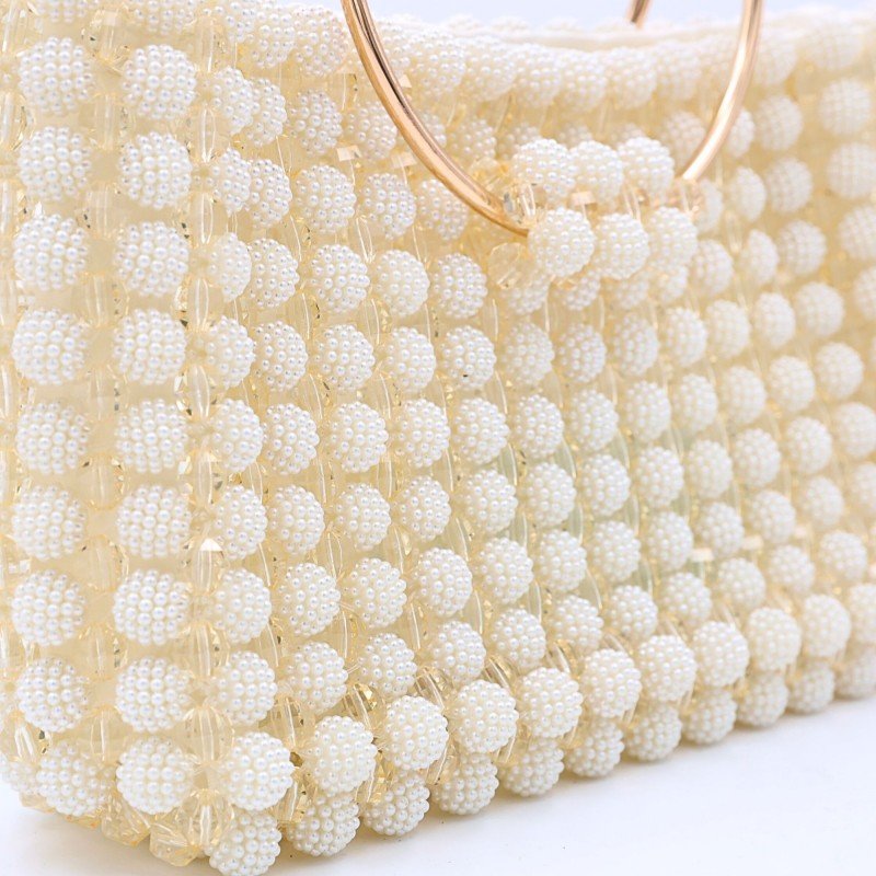 حقيبة خرز التوتة وكريستال لون اوف وايت أبعادها  قاعدة 26 سم الارتفاع 15سم العمق 7سم