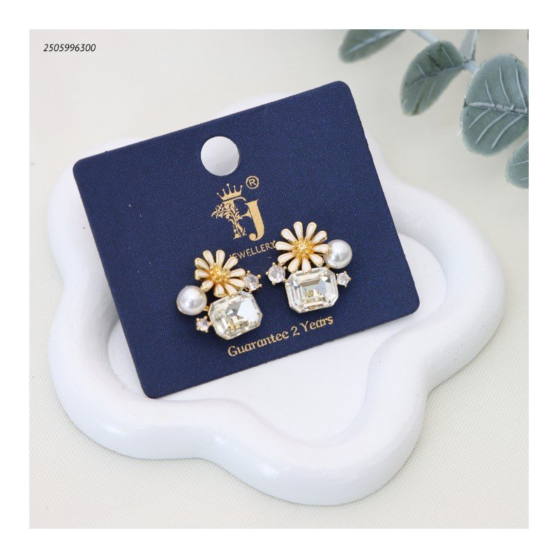 حلق أذن بتصميم أزهار ولؤلؤ وكريستال لون ذهبي