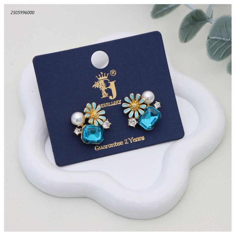 حلق أذن بتصميم أزهار ولؤلؤ وكريستال لون ذهبي