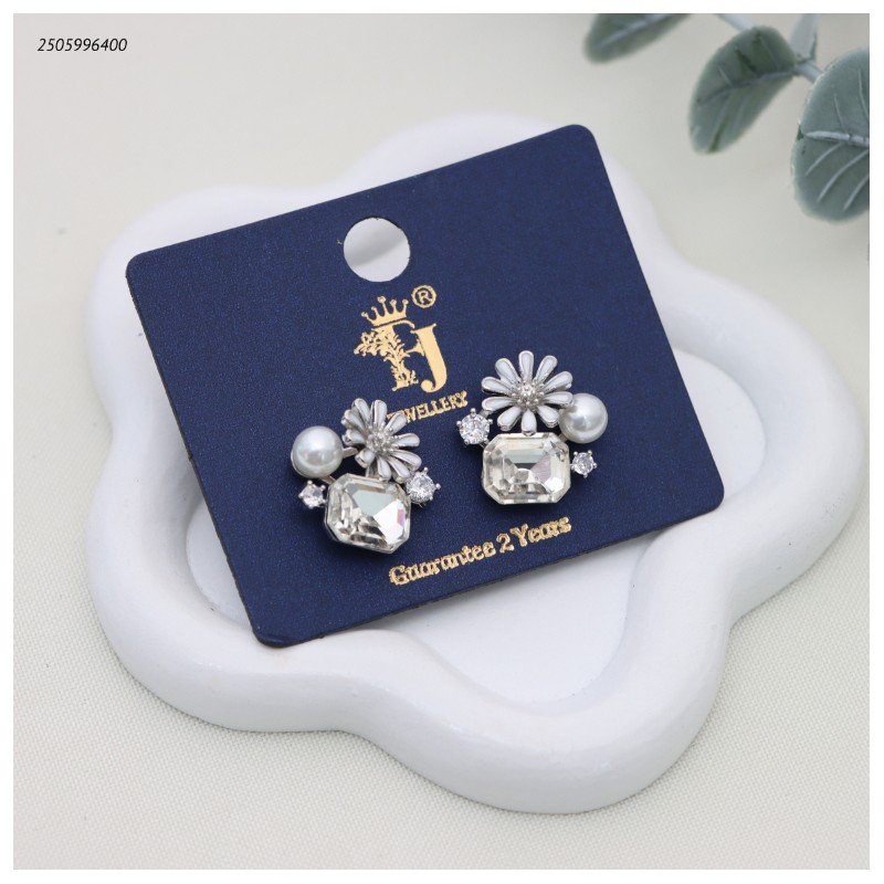 حلق أذن بتصميم أزهار ولؤلؤ وكريستال لون فضي