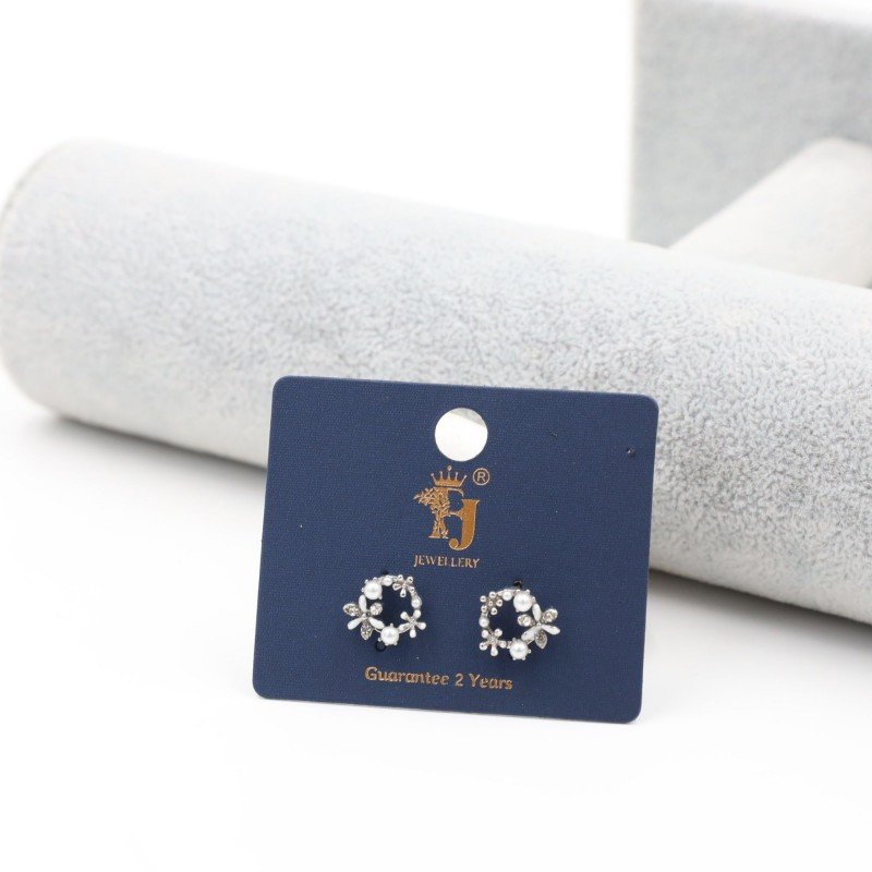 حلق أذن بتصميم زهور مرصعة باللؤلؤ والزركون لون فضي