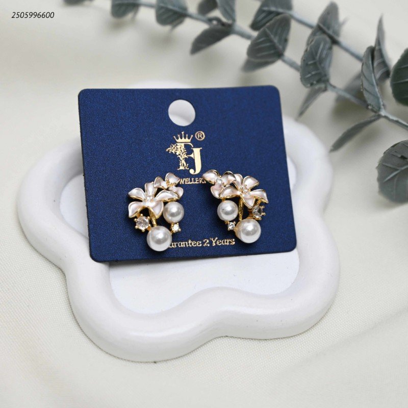 حلق أذن بتصميم زهور وأوراق مرصعة باللؤلؤ لون ذهبي