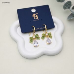 حلق أذن متدلي بتصميم فيونكة وكريستال على شكل دمعة لون ذهبي