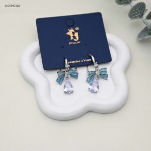 حلق أذن متدلي بتصميم فيونكة وكريستال على شكل دمعة لون فضي