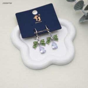 حلق أذن متدلي بتصميم فيونكة وكريستال على شكل دمعة لون فضي