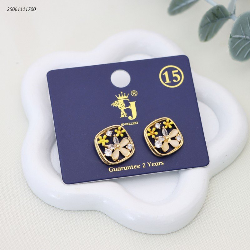 حلق اطار مربع مع ورود ملونة لون ذهبي