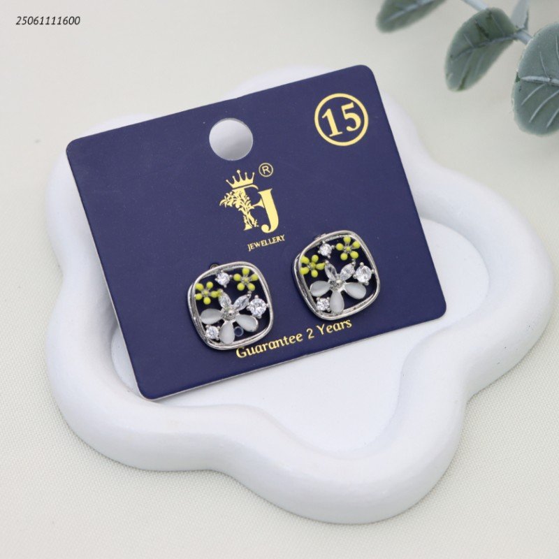 حلق اطار مربع مع ورود ملونة لون فضي