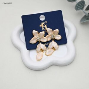 حلق انيق بتصميم زهرة+ يتميز ببتلات مطلية بالوان مميزة لون ذهبي و ابيض