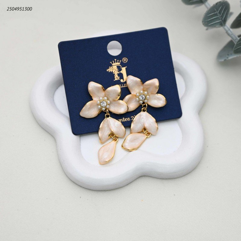 حلق انيق بتصميم زهرة+ يتميز ببتلات مطلية بالوان مميزة لون ذهبي و ابيض