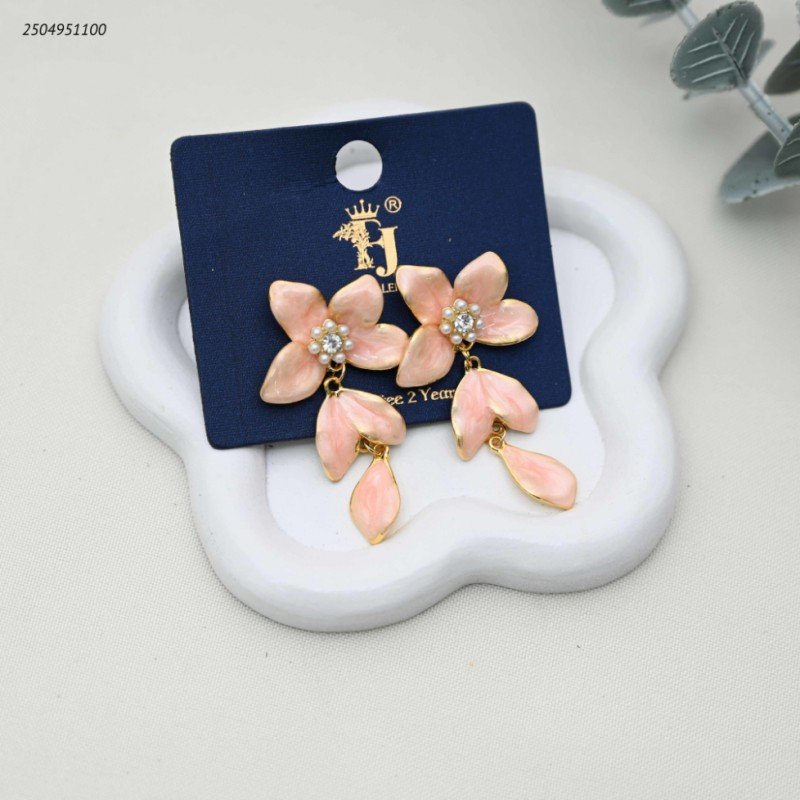 حلق انيق بتصميم زهرة+ يتميز ببتلات مطلية بالوان مميزة لون ذهبي وزهري