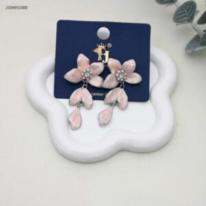 حلق انيق بتصميم زهرة+ يتميز ببتلات مطلية بالوان مميزة لون فضي وزهري