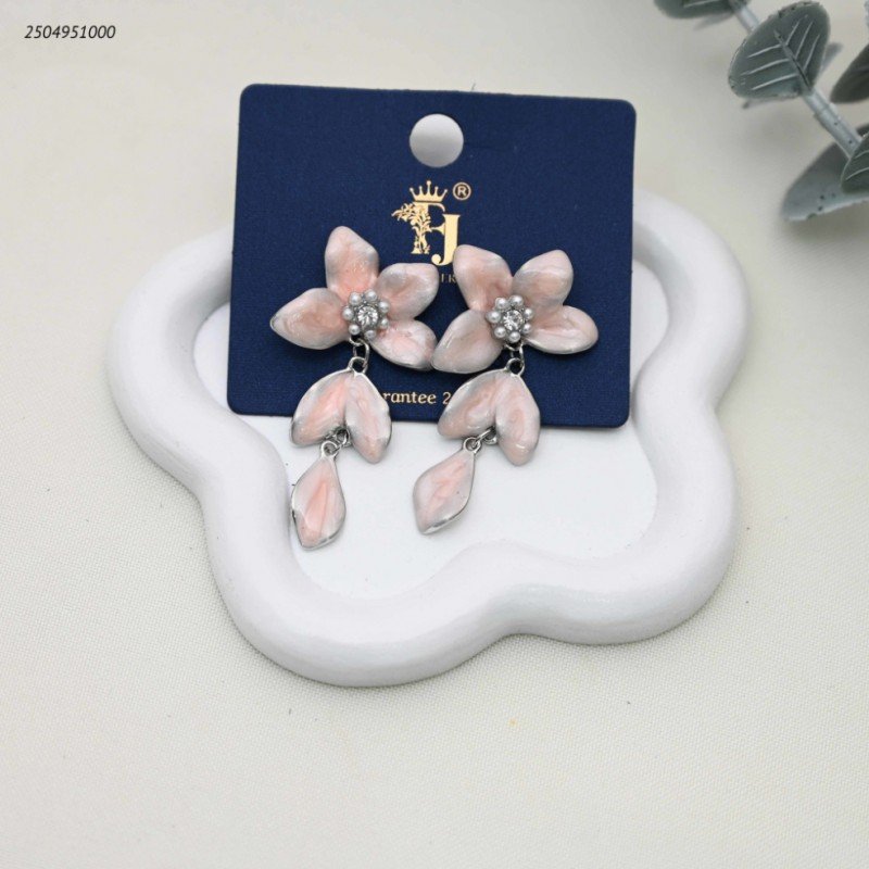 حلق انيق بتصميم زهرة+ يتميز ببتلات مطلية بالوان مميزة لون فضي وزهري