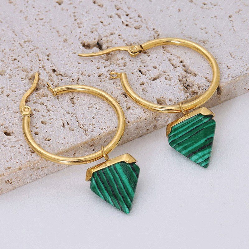 حلق ذهبي بتصميم حجر على شكل مثلث