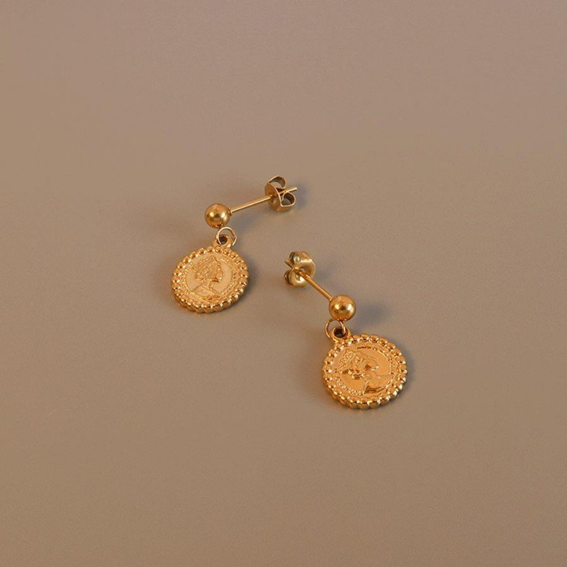 حلق ذهبي بتصميم دائرة